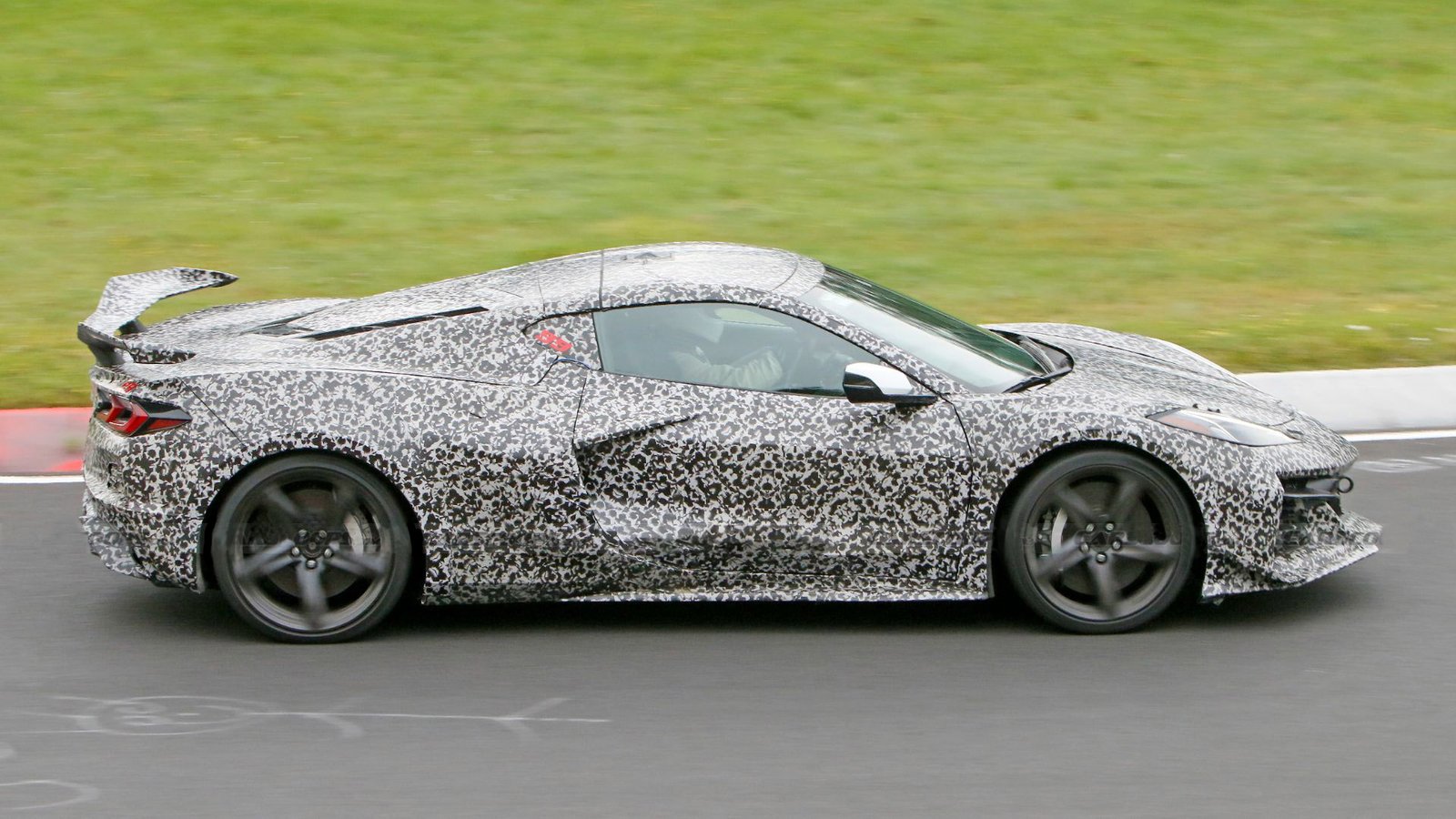 Chevrolet Corvette Z06: a fera perde camuflagem
