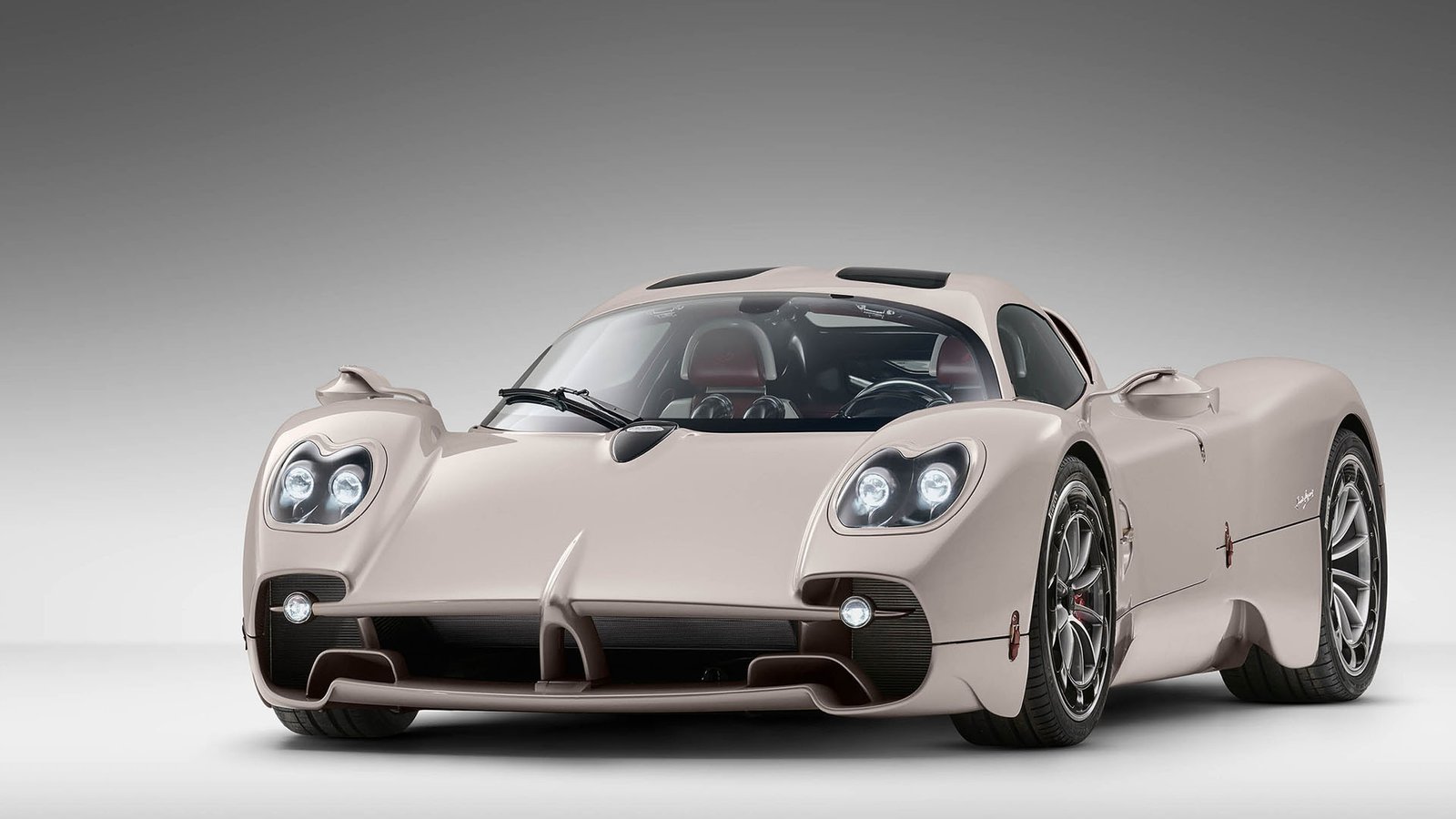 O novo Pagani Utopia, um hipercarro manual V12